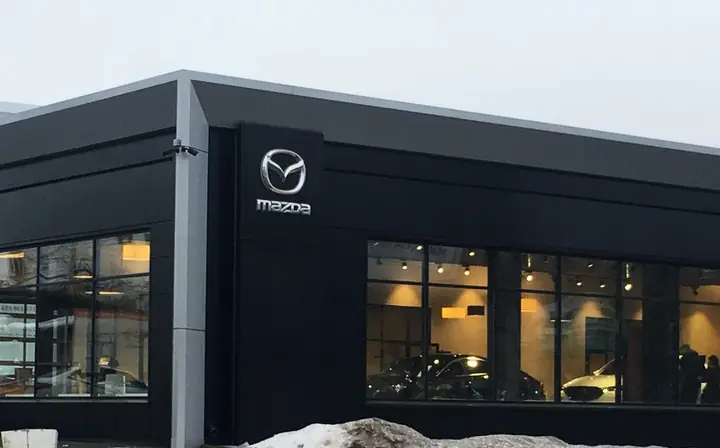 Фасад автосалона Mazda